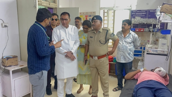 बस दुर्घटना में घायल हुए लोगों से मिले राज्यमंत्री नारायण सिंह पंवार बस दुर्घटना में घायल हुए लोगों से मिले राज्यमंत्री नारायण सिंह पंवार