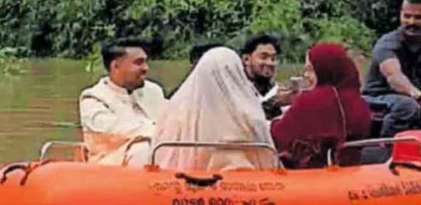 പ്രളയജലത്തെ തോൽപ്പിച്ച് മംഗല്യം: വധൂവരന്മാരെ ബോട്ടിൽ മണ്ഡപത്തിലെത്തിച്ച് സന്നദ്ധ പ്രവർത്തകൻ പ്രളയജലത്തെ തോൽപ്പിച്ച് മംഗല്യം: വധൂവരന്മാരെ ബോട്ടിൽ മണ്ഡപത്തിലെത്തിച്ച് സന്നദ്ധ പ്രവർത്തകൻ