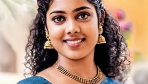 കൊല്ലം നഗരത്തിലെ ഹോട്ടൽ കെട്ടിടത്തിന് മുകളിൽനിന്ന് താഴേക്ക് ചാടി ഇരുപത്തിയേഴുകാരി ജീവനൊടുക്കി.