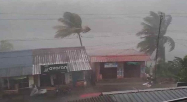 സംസ്ഥാനത്ത് ശക്തമായ മഴയ്ക്കും കാറ്റിനും സാധ്യത; 9 ജില്ലകളിൽ ജാഗ്രതാ നിർദേശം സംസ്ഥാനത്ത് ശക്തമായ മഴയ്ക്കും കാറ്റിനും സാധ്യത; 9 ജില്ലകളിൽ ജാഗ്രതാ നിർദേശം