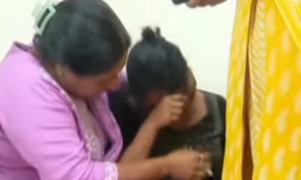 നീണ്ടകരയില് കാണാതായ ഗൗതം കൃഷ്ണയ്ക്കായുള്ള തിരച്ചില് കാര്യക്ഷമമല്ല: കോസ്റ്റല് പോലീസ് സ്റ്റേഷന് മുന്നില് അമ്മ രേഷ്മയുടെ കണ്ണീരണിഞ്ഞ പ്രതിഷേധം