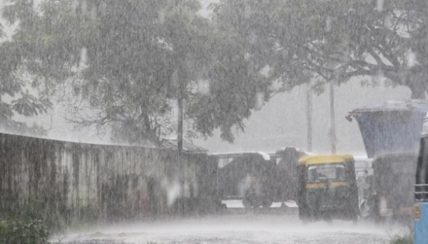 സംസ്ഥാനത്ത് പരക്കെ ശക്തമായ മഴയ്ക്ക് സാധ്യത: 7 ജില്ലകളിൽ ഓറഞ്ച് അലർട്ട്, കടലിൽ പോകുന്നതിന് വിലക്ക്