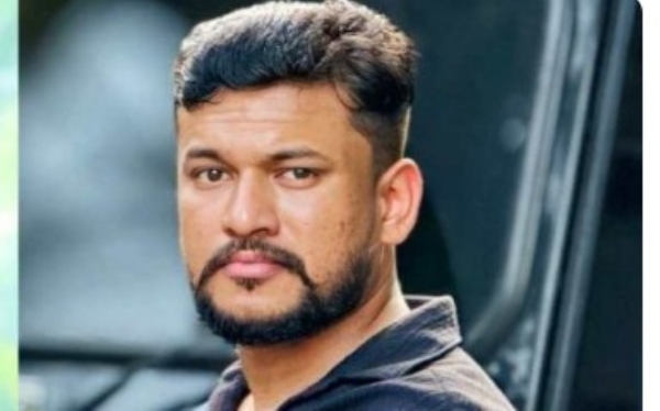 ‘വല്ലാണ്ട് വിരട്ടരുത്... ചെന്നിത്തലയെ പൊന്നാടയണിയിക്കും’: ഒളിവിലിരുന്ന് പൊലീസിനും ആഭ്യന്തരന്ത്രിക്കുമെതിരെ വീണ്ടും വെല്ലുവിളിയുമായി അർജുൻ ആയങ്കി ‘വല്ലാണ്ട് വിരട്ടരുത്... ചെന്നിത്തലയെ പൊന്നാടയണിയിക്കും’: ഒളിവിലിരുന്ന് പൊലീസിനും ആഭ്യന്തരന്ത്രിക്കുമെതിരെ വീണ്ടും വെല്ലുവിളിയുമായി അർജുൻ ആയങ്കി