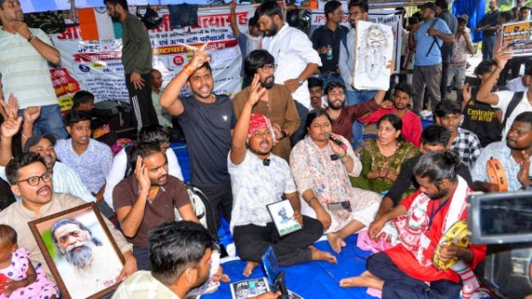ജെ.പി.എസ്.സി പരീക്ഷാ ക്രമക്കേട്: വിദ്യാർത്ഥി പ്രക്ഷോഭത്തിന് വഴങ്ങി പരീക്ഷ റദ്ദാക്കാൻ ഝാർഖണ്ഡ് സർക്കാർ തയ്യാർ; സി.ബി.ഐ അന്വേഷണത്തിൽ തർക്കം തുടരുന്നു ജെ.പി.എസ്.സി പരീക്ഷാ ക്രമക്കേട്: വിദ്യാർത്ഥി പ്രക്ഷോഭത്തിന് വഴങ്ങി പരീക്ഷ റദ്ദാക്കാൻ ഝാർഖണ്ഡ് സർക്കാർ തയ്യാർ; സി.ബി.ഐ അന്വേഷണത്തിൽ തർക്കം തുടരുന്നു