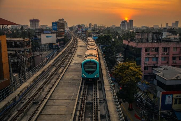 കൊച്ചി മെട്രോ അങ്കമാലിയിലേക്ക്: മൂന്നാംഘട്ട വികസനത്തിനുള്ള ഡി.പി.ആർ സർക്കാരിന് സമർപ്പിച്ച് കെ.എം.ആർ.എൽ; നെടുമ്പാശ്ശേരി വിമാനത്താവളവും പാതയിൽ