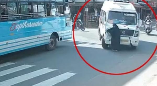 വീട്ടമ്മയെ ട്രാവലർ വാൻ ഇടിച്ചുതെറിപ്പിച്ചു; ഗുരുതര പരിക്ക് വീട്ടമ്മയെ ട്രാവലർ വാൻ ഇടിച്ചുതെറിപ്പിച്ചു; ഗുരുതര പരിക്ക്