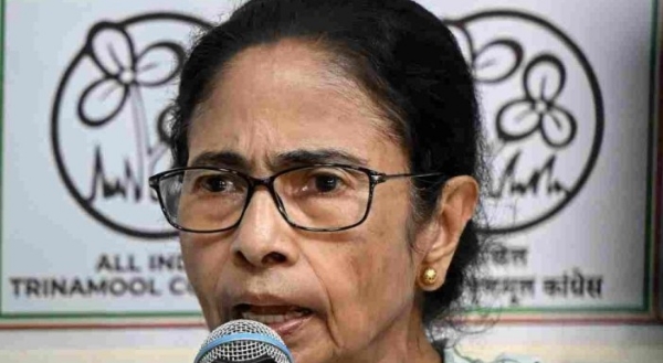ഉപതിരഞ്ഞെടുപ്പിന് തൊട്ടുമുമ്പ് മമത ബാനർജിക്ക് കനത്ത പ്രഹരം: തൃണമൂൽ കോൺഗ്രസിന്റെ പേരും ചിഹ്നവും തിരഞ്ഞെടുപ്പ് കമ്മീഷൻ മരവിപ്പിച്ചു ഉപതിരഞ്ഞെടുപ്പിന് തൊട്ടുമുമ്പ് മമത ബാനർജിക്ക് കനത്ത പ്രഹരം: തൃണമൂൽ കോൺഗ്രസിന്റെ പേരും ചിഹ്നവും തിരഞ്ഞെടുപ്പ് കമ്മീഷൻ മരവിപ്പിച്ചു