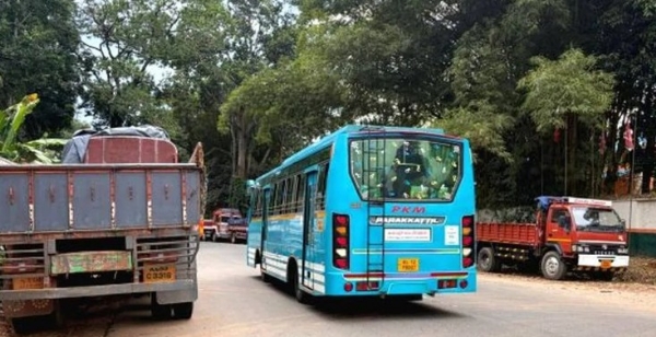 മീനങ്ങാടിയിൽ ദേശീയപാത കൈയേറി എഫ്.സി.ഐ. ലോറികളുടെ പാർക്കിംഗ്: കാൽനടയാത്രക്കാർ ദുരിതത്തിൽ; അപകടസാധ്യതയേറുന്നു