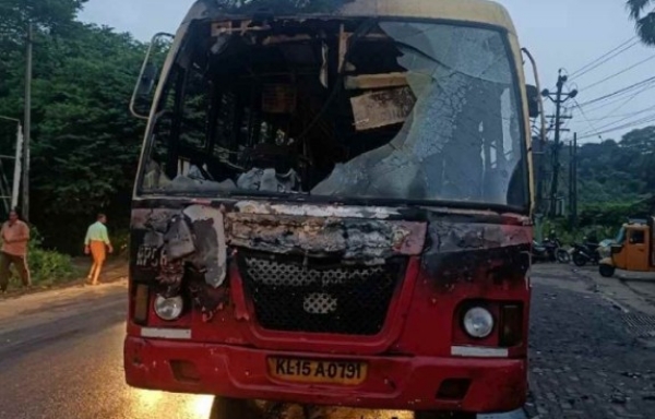പട്ടാമ്പിയില് ഓടുന്ന കെഎസ്ആര്ടിസി ബസിന് തീപിടിച്ചു; യാത്രക്കാരെ അടിയന്തരമായി പുറത്തിറക്കിയതിനാല് വന് ദുരന്തം ഒഴിവായി പട്ടാമ്പിയില് ഓടുന്ന കെഎസ്ആര്ടിസി ബസിന് തീപിടിച്ചു; യാത്രക്കാരെ അടിയന്തരമായി പുറത്തിറക്കിയതിനാല് വന് ദുരന്തം ഒഴിവായി