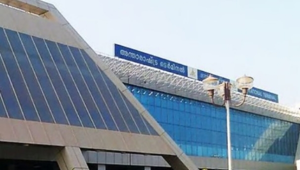 കരിപ്പൂർ സ്വർണ്ണക്കടത്ത് കേസ്: എട്ടുമാസം പ്രായമുള്ള കുഞ്ഞിനെ മറയാക്കിയ സംഭവം; പ്രതി രണ്ടാമതും വിവാഹം ചെയ്തത് കടത്തിനായി മാത്രമെന്ന് പോലീസ് കണ്ടെത്തൽ കരിപ്പൂർ സ്വർണ്ണക്കടത്ത് കേസ്: എട്ടുമാസം പ്രായമുള്ള കുഞ്ഞിനെ മറയാക്കിയ സംഭവം; പ്രതി രണ്ടാമതും വിവാഹം ചെയ്തത് കടത്തിനായി മാത്രമെന്ന് പോലീസ് കണ്ടെത്തൽ