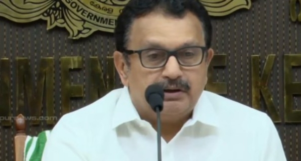 മെഡിക്കൽ കോളേജ് ഡോക്ടർമാരുടെ സ്വകാര്യ പ്രാക്ടീസ്: ഫയൽ നീക്കങ്ങൾ മരവിപ്പിച്ചു; ഡിഎംഇയെ ശാസിച്ച് ആരോഗ്യമന്ത്രി മെഡിക്കൽ കോളേജ് ഡോക്ടർമാരുടെ സ്വകാര്യ പ്രാക്ടീസ്: ഫയൽ നീക്കങ്ങൾ മരവിപ്പിച്ചു; ഡിഎംഇയെ ശാസിച്ച് ആരോഗ്യമന്ത്രി