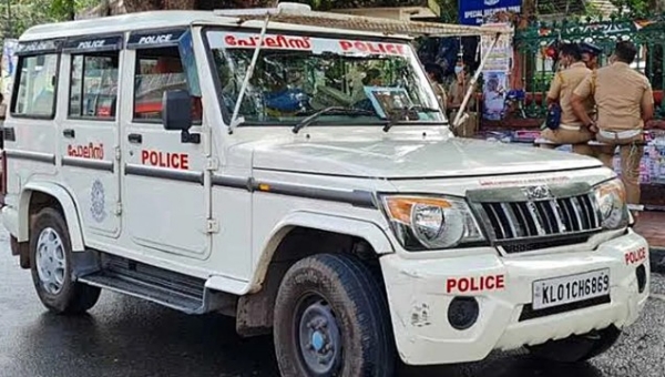 മോഷണം നടത്തിയ വീട്ടിൽ തെളിവെടുപ്പ്: വാഹനത്തിൽനിന്നു പുറത്തിറങ്ങാൻ വിസമ്മതിച്ച് പ്രതി; ഒടുവിൽ എടുത്തുയർത്തി അകത്തെത്തിച്ച് പോലീസും നാട്ടുകാരും