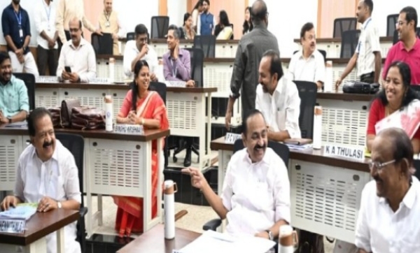 മന്ത്രിമാരുടെ ഐഐഎം പരിശീലന കളരിയിൽ മാധ്യമങ്ങൾക്ക് വിലക്ക്; നിർദേശം നൽകിയത് സർക്കാരെന്ന് ഐഐഎം