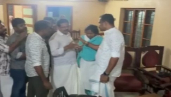 ചിറയിൻകീഴിലെ കോൺഗ്രസ് കയ്യാങ്കളി: പാളയം പ്രദീപിനെയും സജാദിനെയും കെപിസിസി സസ്പെൻഡ് ചെയ്തു; അച്ചടക്കലംഘനം വെച്ചുപൊറുപ്പിക്കില്ലെന്ന് നേതൃത്വം