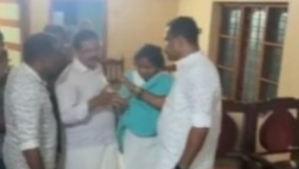 ചിറയിൻകീഴ് സംഘർഷം: രമ്യ ഹരിദാസും പ്രാദേശിക നേതൃത്വവും തമ്മിലടിച്ചതിൽ കെപിസിസി അന്വേഷണം ഇന്ന്; ഇരുവിഭാഗത്തോടും ഹാജരാകാൻ നിർദേശം ചിറയിൻകീഴ് സംഘർഷം: രമ്യ ഹരിദാസും പ്രാദേശിക നേതൃത്വവും തമ്മിലടിച്ചതിൽ കെപിസിസി അന്വേഷണം ഇന്ന്; ഇരുവിഭാഗത്തോടും ഹാജരാകാൻ നിർദേശം