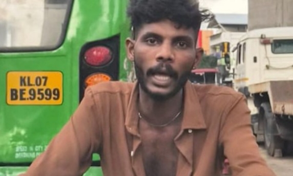 കൊച്ചിയിൽ റോഡിൽ അഴിഞ്ഞാട്ടം: കാർ തടഞ്ഞ് ഭീഷണിപ്പെടുത്തിയ സ്വകാര്യ ബസ് ജീവനക്കാരനെതിരെ വീണ്ടും കേസ്; നടപടി വൈകിയതിൽ അതൃപ്തി കൊച്ചിയിൽ റോഡിൽ അഴിഞ്ഞാട്ടം: കാർ തടഞ്ഞ് ഭീഷണിപ്പെടുത്തിയ സ്വകാര്യ ബസ് ജീവനക്കാരനെതിരെ വീണ്ടും കേസ്; നടപടി വൈകിയതിൽ അതൃപ്തി