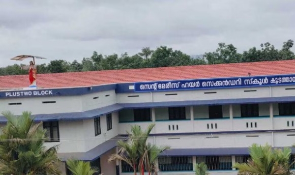 കൂടത്തായി സ്കൂളിൽ ഒമ്പതാം ക്ലാസുകാരിക്ക് ക്രൂരമർദനം: സീനിയർ വിദ്യാർഥിനികൾക്കെതിരെ നടപടിയില്ല; ക്ലാസ് ബഹിഷ്കരിച്ച് വിദ്യാർഥികളും രക്ഷിതാക്കളും, സർവ്വകക്ഷിയോഗം ഇന്ന് കൂടത്തായി സ്കൂളിൽ ഒമ്പതാം ക്ലാസുകാരിക്ക് ക്രൂരമർദനം: സീനിയർ വിദ്യാർഥിനികൾക്കെതിരെ നടപടിയില്ല; ക്ലാസ് ബഹിഷ്കരിച്ച് വിദ്യാർഥികളും രക്ഷിതാക്കളും, സർവ്വകക്ഷിയോഗം ഇന്ന്